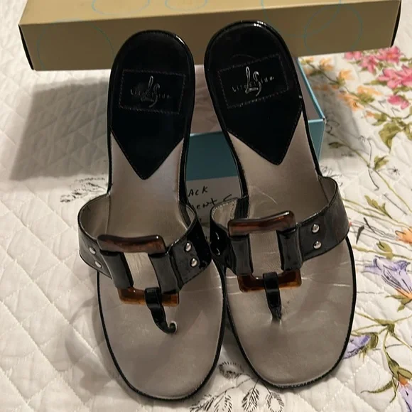 Life Stride black patent sandals with tortoise shell buckle - Picture 4 of 4